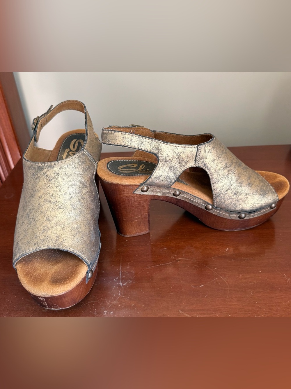 Sbicca Vintage Collection Metallic Gold Platform Clog Sandals – Size 9